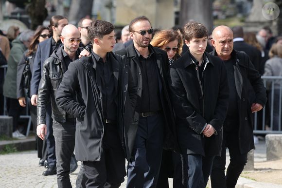 Le veuf Michel Ferracci et ses fils, Enzo et Maël aux arrivées des obsèques d'Emilie Dequenne au cimetière Père Lachaise à Paris, France, le 26 mars 2025. © Cyril Moreau/Bestimage