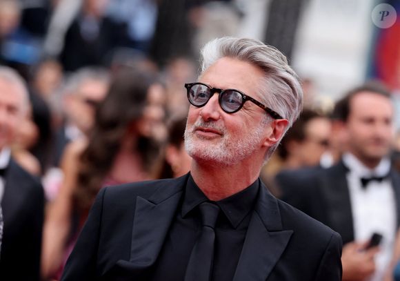 Antoine de Caunes - Montée des marches du film " Highest 2 Lowest " lors du 78ème Festival International du Film de Cannes, au Palais des Festivals à Cannes. Le 19 mai 2025
© Jacovides-Moreau / Bestimage