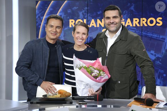 Exclusif - Anniversaire surprise pour Justine Henin, avec Laurent Luyat et Matthieu Lartot sur le plateau de France Télévisions lors des Internationaux de France de Tennis de Roland Garros 2024, le 1er juin 2024. © Bertrand Rindoff/Bestimage