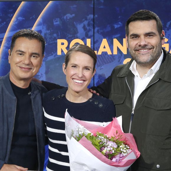 Exclusif - Anniversaire surprise pour Justine Henin, avec Laurent Luyat et Matthieu Lartot sur le plateau de France Télévisions lors des Internationaux de France de Tennis de Roland Garros 2024, le 1er juin 2024. © Bertrand Rindoff/Bestimage