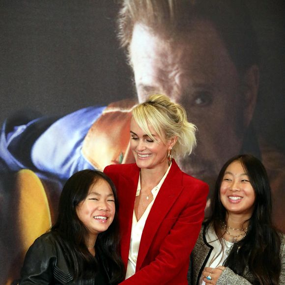 Laeticia Hallyday et ses filles Joy et Jade - Projection au Grand Rex à Paris des documentaires "Johnny USA" et "A nos promesses" à l'occasion de la Journée Spéciale Johnny, son rêve américain. Le 21 octobre 2020. © Jacovides-Moreau / Bestimage