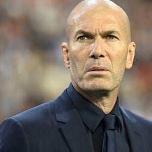 Selon "Le Parisien", l’ancien numéro 10 des Bleus avait choisi une loge discrète, contrairement à Didier Deschamps, son prédécesseur, qui avait été ovationné par le public lors de sa venue. 

BRUXELLES, BELGIQUE - 28 SEPTEMBRE : Zidane Zinedine, sélectionneur de l'équipe de France, lors du match de la 2e journée du groupe A1 de la Ligue des Nations de l'UEFA entre la Belgique et la France, le 28 septembre 2026 à Bruxelles, en Belgique