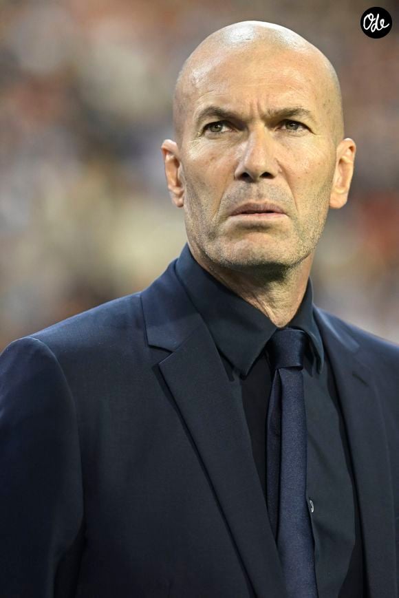 Selon "Le Parisien", l’ancien numéro 10 des Bleus avait choisi une loge discrète, contrairement à Didier Deschamps, son prédécesseur, qui avait été ovationné par le public lors de sa venue. 

BRUXELLES, BELGIQUE - 28 SEPTEMBRE : Zidane Zinedine, sélectionneur de l'équipe de France, lors du match de la 2e journée du groupe A1 de la Ligue des Nations de l'UEFA entre la Belgique et la France, le 28 septembre 2026 à Bruxelles, en Belgique
