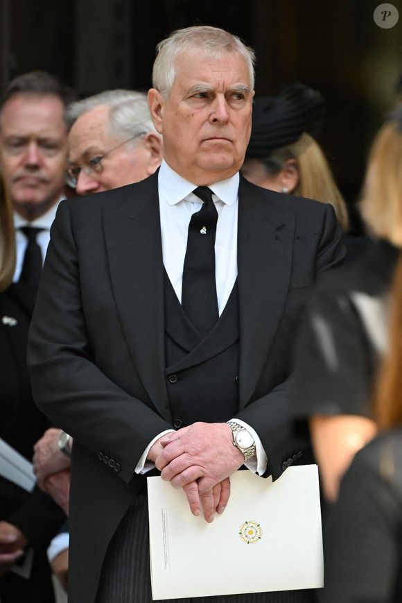 Le prince Andrew quittant la chapelle Saint-Georges du château de Windsor, en Angleterre, après la cérémonie annuelle de l'Ordre de la Jarretière. Photo par Backgrid UK/ Bestimage