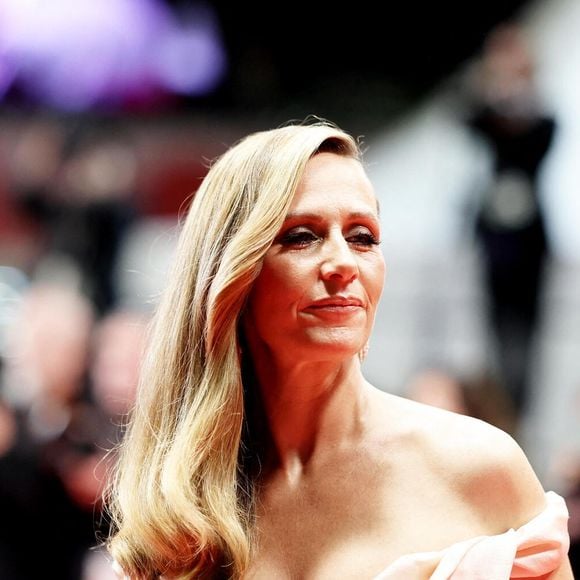 dont Cécile de France, elle aussi somptueuse dans sa longue robe rose pâle.

Cécile de France - Montée des marches du film « Dalloway » lors du 78ème Festival International du Film de Cannes, au Palais des Festivals à Cannes. Le 15 mai 2025
© Jacovides-Moreau / Bestimage