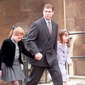 Le prince Andrew, duc d'York, et ses filles la princesse Eugenie et la princesse Beatrice à la sortie de la messe de Pâques à Windsor le 4 avril 1999. Photo : AGENCE / BESTIMAGE