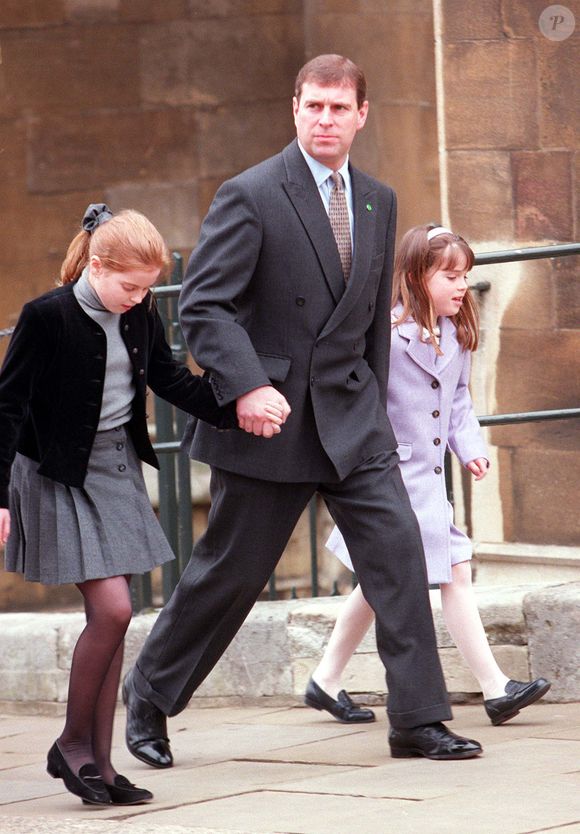 Le prince Andrew, duc d'York, et ses filles la princesse Eugenie et la princesse Beatrice à la sortie de la messe de Pâques à Windsor le 4 avril 1999. Photo : AGENCE / BESTIMAGE