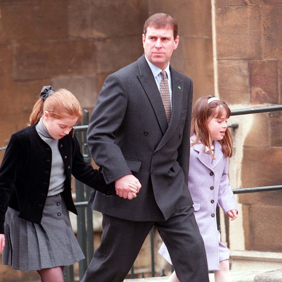 Le prince Andrew, duc d'York, et ses filles la princesse Eugenie et la princesse Beatrice à la sortie de la messe de Pâques à Windsor le 4 avril 1999. Photo : AGENCE / BESTIMAGE