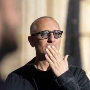 Gad Elmaleh est allé déjeuner à l'hôtel de Crillon à Paris, le 2 mars 2026. © Pierre Perusseau / Bestimage