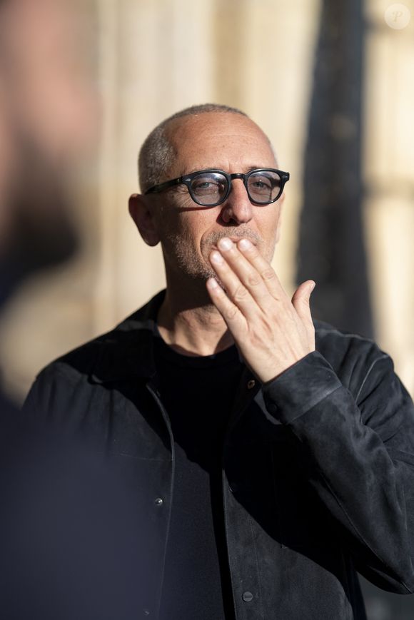 Gad Elmaleh est allé déjeuner à l'hôtel de Crillon à Paris, le 2 mars 2026. © Pierre Perusseau / Bestimage