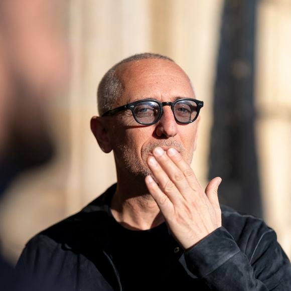 Gad Elmaleh est allé déjeuner à l'hôtel de Crillon à Paris, le 2 mars 2026. © Pierre Perusseau / Bestimage