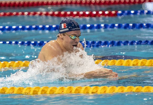 Sur Instagram, on retrouve ainsi le nageur toulousain en compagnie de deux nageurs italiens : Alberto Razzetti et Thomas Ceccon. 

Léon Marchand s’est fait remarquer sur le 100m 4 nages de la 3e et dernière manche de la Coupe du monde de natation en petit bassin, à Singapour, en portant le bonnet de Florent Manaudou