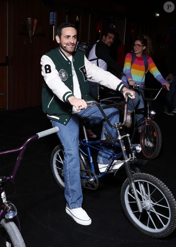 Depuis 2018, il incarne plusieurs émissions à succès sur l'antenne de TF1

Camille Combal - Avant-première de la série "Stranger Things'" Saison 5 au Grand Rex à Paris le 18 novembre 2025. © Denis Guignebourg/Bestimage