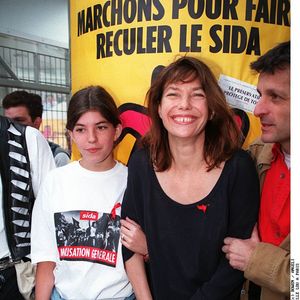 Dans une deuxième story, la maman de Marlowe et de Laszlo publie un portrait de Jane Birkin et dresse le portrait d'une mère qu'elle admirait profondément.
Archives : Jane Birkin et Lou Doillon à la 2ème marche pour la vie organisée par l'association Aides en 1995 @BOWEN / BESTIMAGE