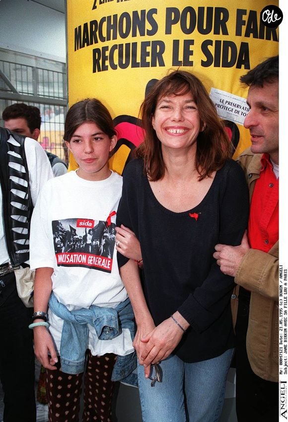 Dans une deuxième story, la maman de Marlowe et de Laszlo publie un portrait de Jane Birkin et dresse le portrait d'une mère qu'elle admirait profondément.

Archives : Jane Birkin et Lou Doillon à la 2ème marche pour la vie organisée par l'association Aides en 1995 @BOWEN / BESTIMAGE