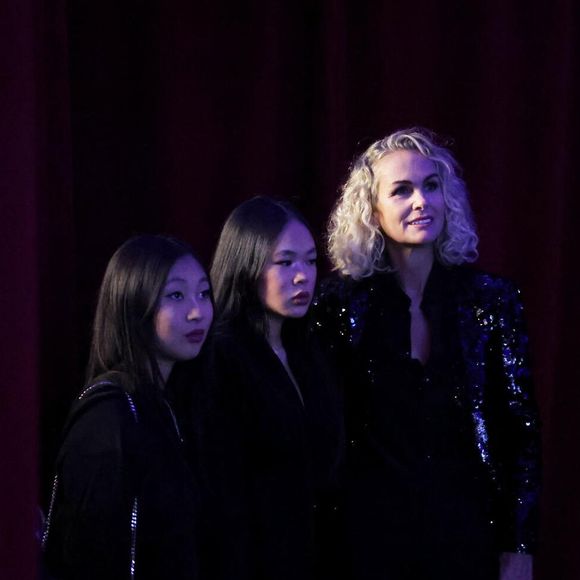 Exclusif - Laeticia Hallyday et ses filles Joy et Jade - Vernissage de l'exposition "Johnny Hallyday, l'exposition" au Palais des Expositions à Paris. Le 21 décembre 2023
© Dominique Jacovides / Bestimage