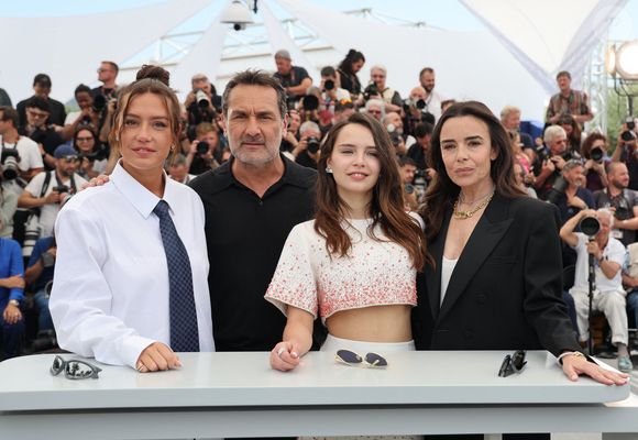 Adèle Exarchoupoulos, le réalisateur Gilles Lellouche, Mallory Wanecque et Elodie Bouchez - Photocall du film "L'Amour Ouf" lors du 77ème Festival International du Film de Cannes (14 - 25 mai 2024), le 24 mai 2024. © Jacovides / Moreau / Bestimage