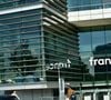 Elle présente à ses abonnés les salles de montage et le plateau, décrivant une ambiance de "ruche" où la pression est palpable à quelques minutes de l'antenne.

Siège de France Télévisions à Paris, France, le 29 septembre 2025. 

 © Christian Liewig/Bestimage