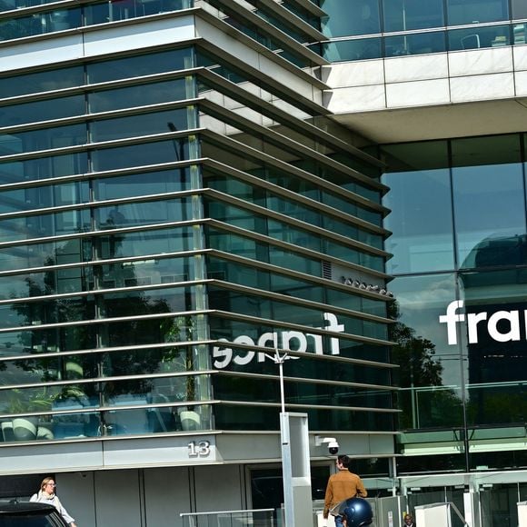 Elle présente à ses abonnés les salles de montage et le plateau, décrivant une ambiance de "ruche" où la pression est palpable à quelques minutes de l'antenne.

Siège de France Télévisions à Paris, France, le 29 septembre 2025. 

 © Christian Liewig/Bestimage