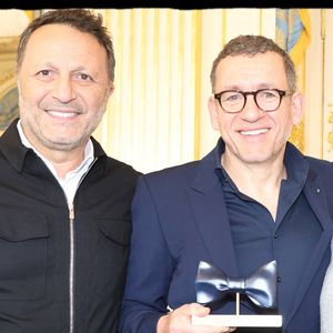 Semi-Exclusif - Arthur, Dany Boon, Michel Boujenah - Dany Boon reçoit des mains de Rachida Dati le Grand Prix Raymond Devos de la langue française 2025 au Salon Jérôme du Ministère de la Culture à Paris le 21 mars 2025. L'humoriste a reçu ce superbe nœud papillon créé par la Manufacture de Sèvres, qu’aimait tant porter le génie des mots qu’était l’humoriste franco-belge. Dany Boon a été choisi à l’unanimité par un jury présidé par le délégué général à la langue française et aux langues de France, et composé de personnalités choisies pour leur compétence dans le domaine de la langue française et désignées par le ministre chargé de la culture pour une durée d’un an renouvelable.
Créé en 2003, le grand prix récompense un lauréat, personne physique ou personne morale d’expression française, dont l’œuvre ou l’action contribue au progrès de la langue française, à son rayonnement et à sa promotion. Il est décerné chaque année durant la Semaine de la langue française et de la francophonie. © Alain Guizard/Bestimage