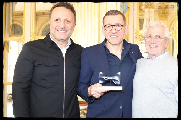 Semi-Exclusif - Arthur, Dany Boon, Michel Boujenah - Dany Boon reçoit des mains de Rachida Dati le Grand Prix Raymond Devos de la langue française 2025 au Salon Jérôme du Ministère de la Culture à Paris le 21 mars 2025. L'humoriste a reçu ce superbe nœud papillon créé par la Manufacture de Sèvres, qu’aimait tant porter le génie des mots qu’était l’humoriste franco-belge. Dany Boon a été choisi à l’unanimité par un jury présidé par le délégué général à la langue française et aux langues de France, et composé de personnalités choisies pour leur compétence dans le domaine de la langue française et désignées par le ministre chargé de la culture pour une durée d’un an renouvelable.
Créé en 2003, le grand prix récompense un lauréat, personne physique ou personne morale d’expression française, dont l’œuvre ou l’action contribue au progrès de la langue française, à son rayonnement et à sa promotion. Il est décerné chaque année durant la Semaine de la langue française et de la francophonie. © Alain Guizard/Bestimage