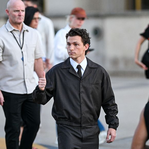 Le secret absolu de cette spectaculaire métamorphose s'appelle "Cindy". Il s'agit d'une intense séance de CrossFit de 20 minutes chrono.

Tom Holland - Les acteurs du film L'Odyssée (The Odyssey) arrivent au photocall du film au Trocadéro à Paris le 7 juillet 2026.

© Pierre Perusseau / Bestimage