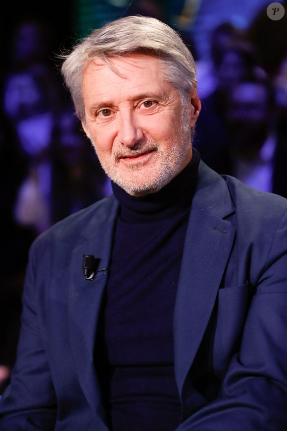Exclusif - Antoine de Caunes - Enregistrement de l'émission "La Boîte à secrets", au Studio du Lendit. Le 16 décembre 2024. © Christophe Clovis / Bestimage