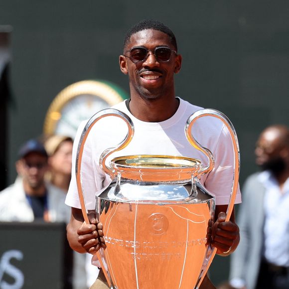 Ousmane Dembélé (PSG) présente le trophée de la Ligue des champions sur le court Philippe-Chatrier lors des internationaux de France de Tennis de Roland Garros 2025 (Jour 9), à Paris, France, le 2 juin 2025. © Jacovides-Moreau/Bestimage
