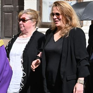 Loana a marqué les esprits et elle laisse une forte empreinte.

Violette Petrucciani (mère de Loana), Delphine, une amie proche de Loana - Obsèques de Loana Petrucciani en la cathédrale Sainte-Réparate à Nice le 10 avril 2026. L'ancienne star de téléréalité a été retrouvée morte dans son appartement niçois par les autorités, le 25 mars dernier. © Bruno Bebert/Bestimage