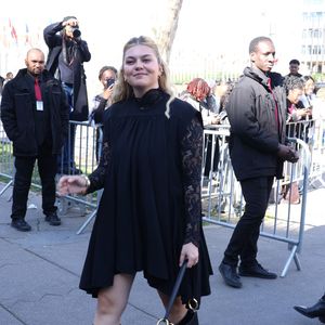 La chanteuse Louane (Louane Emera) aux arrivées au défilé Rabanne Mode Collection Prêt-à-Porter Automne/Hiver 2025-2026 lors de la Fashion Week de Paris (PFW) au siège de l'Unesco, à Paris, France, le 6 mars 2025. © Denis Guignebourg/Bestimage