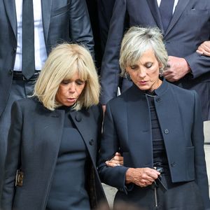 Brigitte Macron, Hélène Mercier-Arnault - Sortie des obsèques de Mathilde Favier en l'église Saint-Sulpice à Paris le 31 aout 2026. © Dominique Jacovides-Cyril Moreau/Bestimage