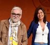 Selon lui, le succès d’audience lui aurait donné davantage d’assurance, même s’il pense que Pascal Praud est « peut-être plus inquiet qu’on ne le pense aussi ».

Pascal Praud et Catherine Bancarel au photocall du village lors des Internationaux de France de Tennis de Roland Garros 2026, à Paris, France, le 6 juin 2026. © Jacovides-Moreau/Bestimage