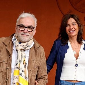 Selon lui, le succès d’audience lui aurait donné davantage d’assurance, même s’il pense que Pascal Praud est « peut-être plus inquiet qu’on ne le pense aussi ».
Pascal Praud et Catherine Bancarel au photocall du village lors des Internationaux de France de Tennis de Roland Garros 2026, à Paris, France, le 6 juin 2026. © Jacovides-Moreau/Bestimage