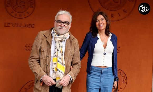 Selon lui, le succès d’audience lui aurait donné davantage d’assurance, même s’il pense que Pascal Praud est « peut-être plus inquiet qu’on ne le pense aussi ».

Pascal Praud et Catherine Bancarel au photocall du village lors des Internationaux de France de Tennis de Roland Garros 2026, à Paris, France, le 6 juin 2026. © Jacovides-Moreau/Bestimage