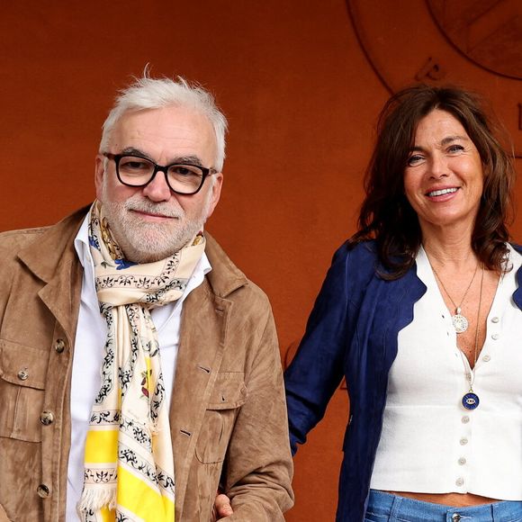 Selon lui, le succès d’audience lui aurait donné davantage d’assurance, même s’il pense que Pascal Praud est « peut-être plus inquiet qu’on ne le pense aussi ».

Pascal Praud et Catherine Bancarel au photocall du village lors des Internationaux de France de Tennis de Roland Garros 2026, à Paris, France, le 6 juin 2026. © Jacovides-Moreau/Bestimage
