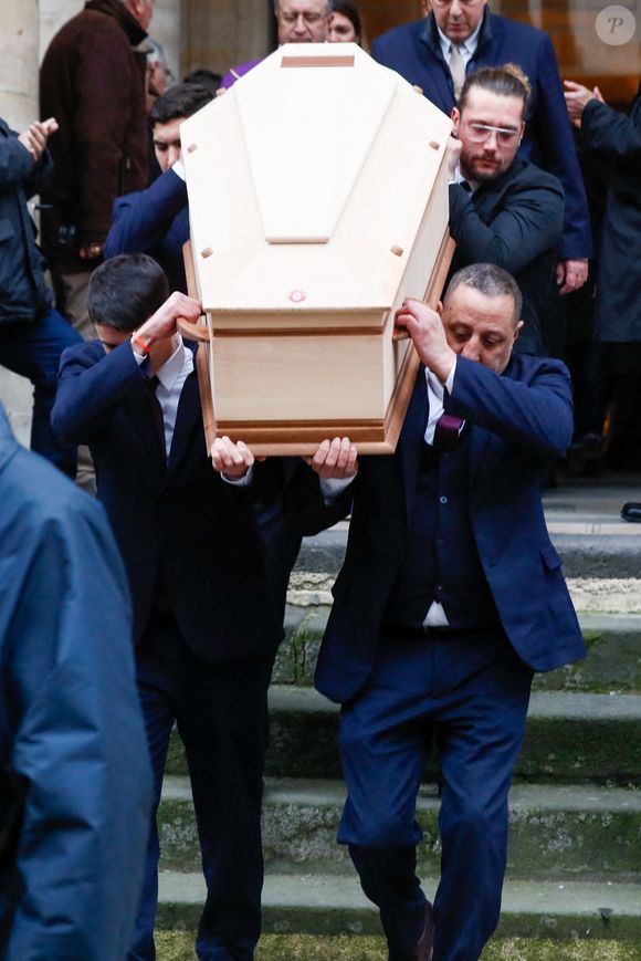 Illustration à la sortie des obsèques de Jean-Luc Petitrenaud en l'église Saint-Pierre-du-Gros-Caillou à Paris, France, le 17 janvier 2025. © Christophe Clovis/Bestimage