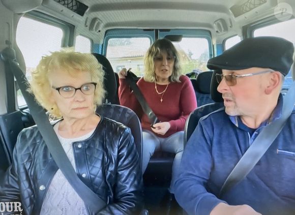 Denis, à la ferme chez lui avec ses prétendantes Sylvie et Romy dans "L'amour est dans le pré"