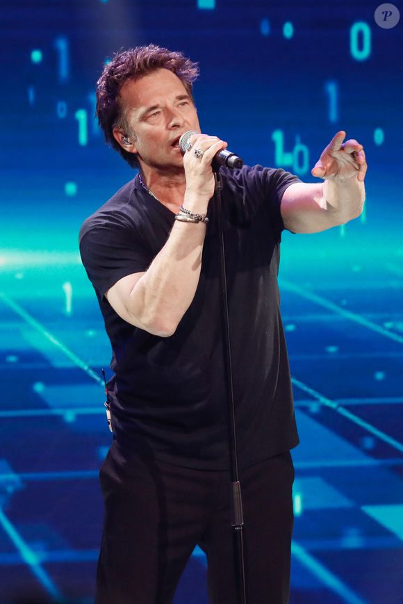 Exclusif - David Hallyday lors de l'enregistrement de l'émission "Famille je vous aime" présentée par M. Drucker et qui sera diffusée le 13 juin 2025 sur France 3, aux Studios rive gauche à Paris, France, le 15 avril 2025. © Clovis-Gaffiot/Bestimage
milles !