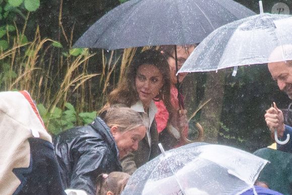 Pour sa plus grande joie, Kate Middleton a pu découvrir les nouveaux jardins des lieux dont une partie a été entièrement rénovée. 

Catherine (Kate) Middleton, arborant des cheveux blonds, visitent les jardins, récemment transformés, du musée d'histoire naturelle à Londres, le 4 septembre 2025. (Zuma Press / Bestimage)