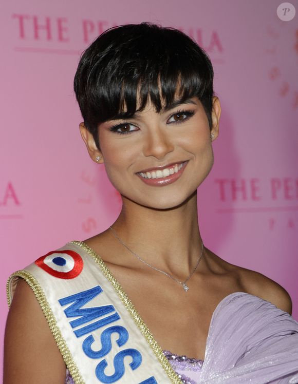 Eve Gilles (Miss France 2024) - Photocall du 5ème gala de charité de l'association "Les Bonnes Fées" à l'occasion de la campagne mondiale "Octobre Rose" à l'hôtel Peninsula, Paris le 3 octobre 2024. © Coadic Guirec/Bestimage