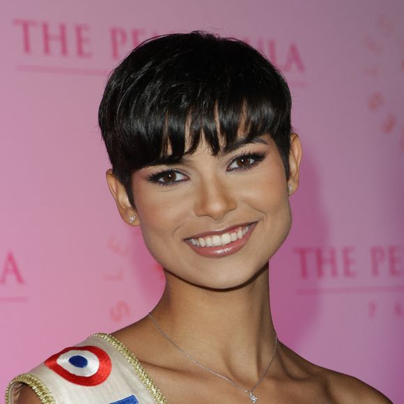 Eve Gilles (Miss France 2024) - Photocall du 5ème gala de charité de l'association "Les Bonnes Fées" à l'occasion de la campagne mondiale "Octobre Rose" à l'hôtel Peninsula, Paris le 3 octobre 2024. © Coadic Guirec/Bestimage