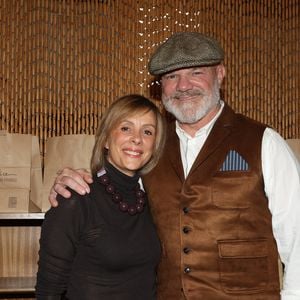 Exclusif - Le chef Philippe Etchebestet sa femme Dominique - Le chef Philippe Etchebest ouvre son restaurant éphémère "Signature" du 9 au 30 octobre au 25 rue Sedaine à Paris dans le 11ème arrondissement le 8 octobre 2025. © Jean-Marc Lhomer/Bestimage