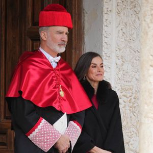 Ce jeudi 27 février, elle a pris la pose aux côtés de son époux pour une occasion très spéciale ! 

Le roi Felipe VI et la reine Letizia d'Espagne lors de la cérémonie d'investiture du roi Felipe VI en tant que docteur honoris causa (diplôme honorifique) par l'Université d'Alcala à Alcala de Henares, Espagne, le 27 février 2025. © David/Cordon Presss/Bestimage