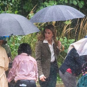 Et pour cause, le soleil a fini par laisser place à la pluie... Rapidement, Kate Middleton a tenté de venir en aide à un jeu groupe surpris par une énième averse. Une cocasse situation qui semble avoir amusé la mère de famille !

Catherine (Kate) Middleton, arborant des cheveux blonds, visitent les jardins, récemment transformés, du musée d'histoire naturelle à Londres, le 4 septembre 2025. (Zuma Press / Bestimage).