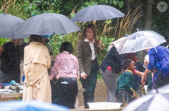 Et pour cause, le soleil a fini par laisser place à la pluie... Rapidement, Kate Middleton a tenté de venir en aide à un jeu groupe surpris par une énième averse. Une cocasse situation qui semble avoir amusé la mère de famille !

Catherine (Kate) Middleton, arborant des cheveux blonds, visitent les jardins, récemment transformés, du musée d'histoire naturelle à Londres, le 4 septembre 2025. (Zuma Press / Bestimage).