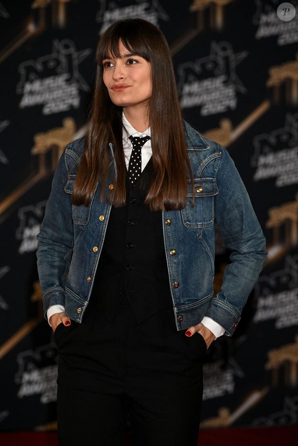 Clara Luciani au photocall de la 26ème édition des NRJ Music Awards à Cannes, le 1er novembre 2024. © Bebert-Guignebourg/Bestimage