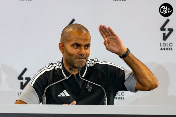 Il souligne également l’importance d’apprécier le chemin vers la réussite.

Tony Parker en conférence de presse à la Tony Parker Academy à Lyon le 04/09/2026. Photo Sandrine Thesillat / PsNewZ / Bestimage
