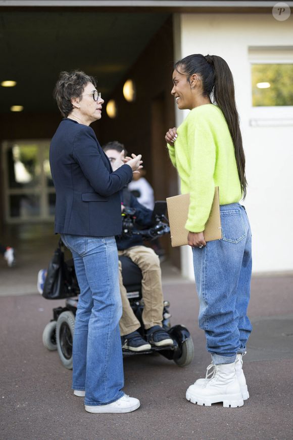 Exclusif - La chanteuse française Amel Bent lors de la lecture de la dictée ELA, avec le texte "L'oubliée" écrit spécialement par Valérie Perrin pour la 22ème édition de la campagne "Mets tes baskets et bats la maladie" en soutien à l'Association Européenne de Leucodystrophie (ELA) à l'école de Bougival, France, le 14 octobre 2025. © Pierre Perusseau/Bestimage