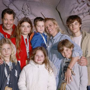 Elodie Gossuin et son mari Bertrand Lacherie en famille avec leurs 4 enfants et leur neveu, lors de l'inauguration du festival Toutatis au Parc Asterix à Plailly le 12 mai 2023.
© Christophe Aubert via Bestimage