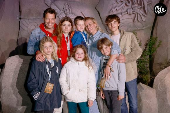 Elodie Gossuin et son mari Bertrand Lacherie en famille avec leurs 4 enfants et leur neveu, lors de l'inauguration du festival Toutatis au Parc Asterix à Plailly le 12 mai 2023. 

© Christophe Aubert via Bestimage